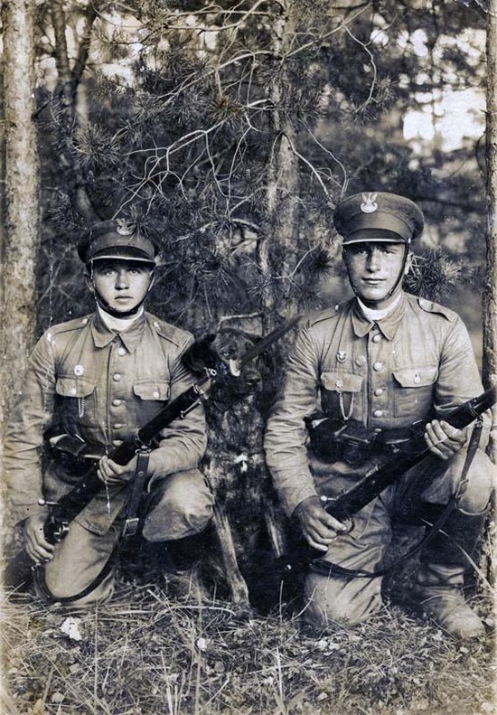 Dwóch żołnierzy KOP pozujących z bronią