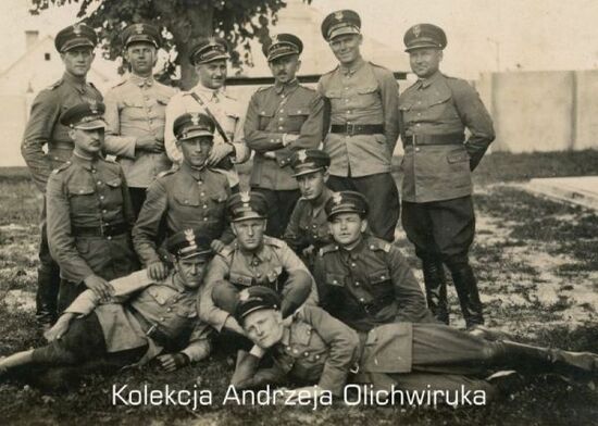 Grupa 13 Strażników Granicznych w mundurach polowych pozująca na zewnątrz, po 1933 r.