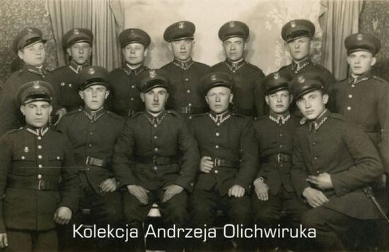 Portret grupowy13 żołnierzy KOP z Klecka k.Nieświeża, 1937 r.