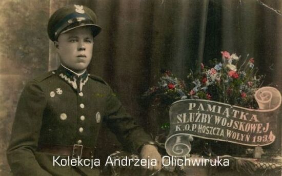 Pamiątka służby wojskowej KOP Hoszcza, Wołyń- żołnierz siedzący przy stoliku z kwiatami