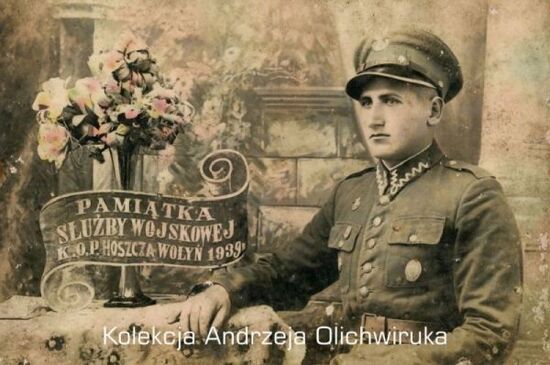 Pamiątka służby wojskowej KOP Hoszcza, Wołyń, 1939 r.- żołnierz siedzący przy stoliku z kwiatami