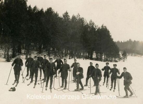 Grupa 15 żołnierzy KOP na nartach na tle zimowego krajobrazu, 1930 r.