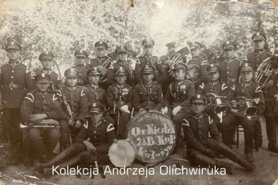 Portret grupowy członków Orkiestry 28 Batalionu KOP Wołożyn, 1930 r.