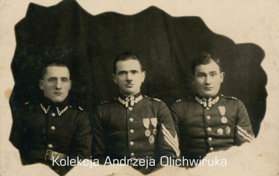 Portret grupowy trzech żołnierzy KOP