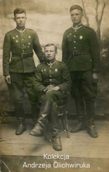Zdjęcie pozowane trzech żołnierzy KOP, pierwszy z lewej z odznaką 9 Pułku Strzelców Konnych