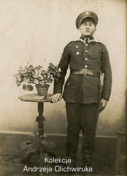 Żołnierz KOP pozujący przy stoliku z kwiatkiem