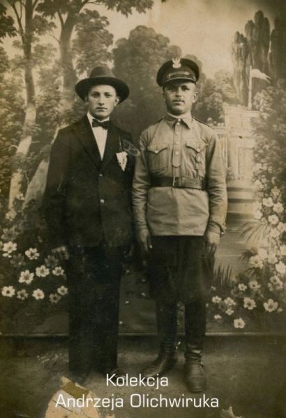 Zdjęcie pozowane żołnierza KOP i mężczyzny.