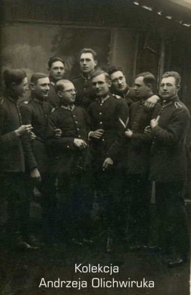 Dziewięciu żołnierzy KOP pozuje do zdjęcia.