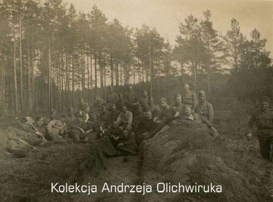 Żołnierze Batalionu KOP &quot;Sarny&quot; podczas prac przy fortyfikacjach. Na zdjęciu liczna grupa mężczyzn.