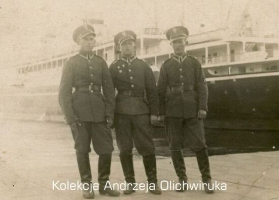 Na zdjęciu znajduje się trzech żołnierzy KOP. Pozują na tle statku.