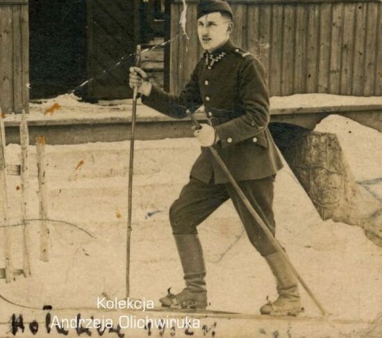 Na zdjęciu widoczny jest żołnierz Korpusu Ochrony Pogranicza, jadący na nartach.