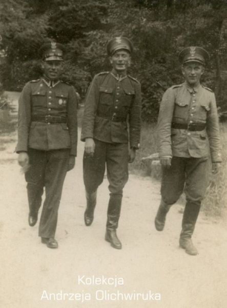 Na zdjęciu znajduje się trzech żołnierzy KOP. Zdjęcia wykonane na tle parku.
