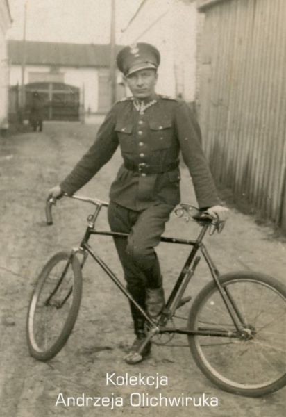 Na zdjęciu znajduje się żołnierz KOP, opierający się o stojący rower.