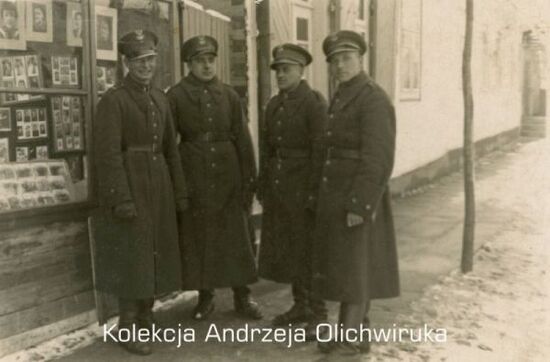 Na zdjęciu znajduje się czterech żołnierzy Korpusu Ochrony Pogranicza. Pozują do zdjęcia na tle witryny sklepowej.