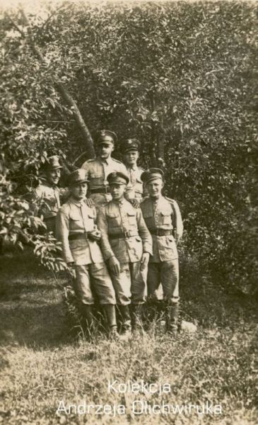 Na zdjęciu znajduje się sześciu żołnierzy KOP. Pozują oni do zdjęcia wśród drzew.
