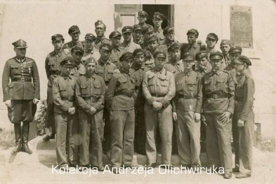 Na zdjęciu znajduje się liczba grupa młodych żołnierzy. Z prawej strony widoczny żołnierz Korpusu Ochrony Pogranicza.