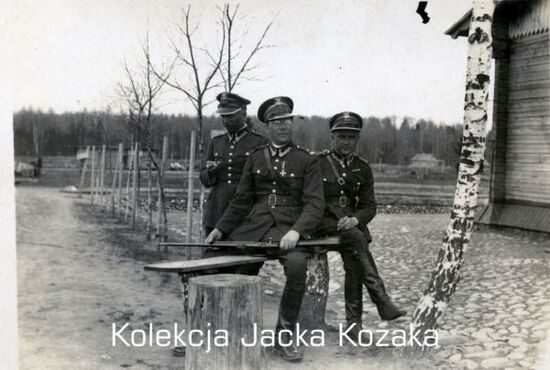 Trzech żołnierzy KOP. Zdjęcie w plenerze.