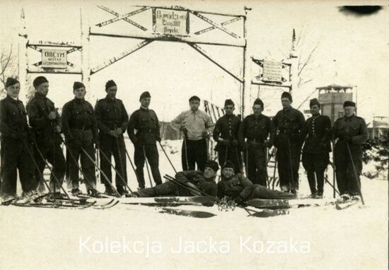 Grupa żołnierzy KOP na nartach.