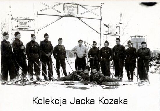 Zdjęcie pozowane grupy żołnierzy KOP na nartach.