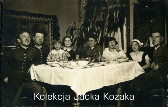 Żołnierze KOP z kobietami w cywilu przy stole, Sienkiewicze 1934 r.