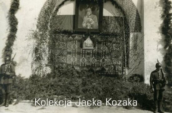 Budynek Batalionu KOP, warta żołnierzy przy ołtarzu ku czci Marszałka Józefa Piłsudskiego, Sienkiewicze, 1935 r.
