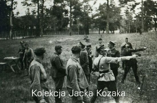 Żołnierze KOP strzelają z pistoletów, 1937 r.