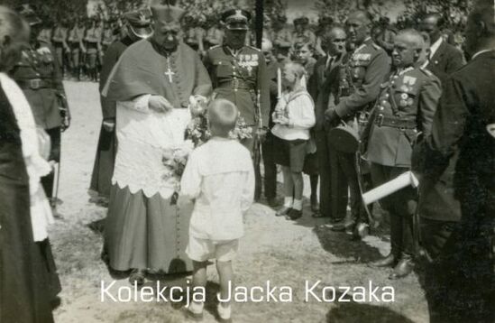 Msza polowa. Poświęcenie kamienia węgielnego w Mikaszewiczach, 1935 r. Powianie biskupa Bukraby przez włościan wsi SItniaca.