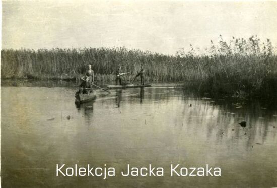 Żołnierze KOP w łódkach na rzece.