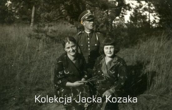 Żołnierz KOP w towarzystwie dwóch kobiet.