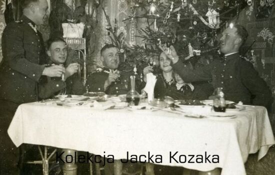 Żołnierze KOP przy świątecznym stole.