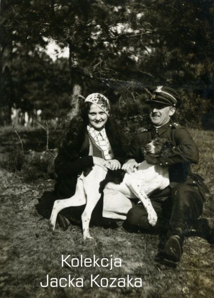Żołnierz KOP w towarzystwie kobiety i psa.