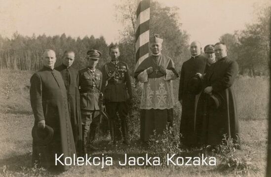 Dowódca pułku KOP &quot;Wilejka&quot;, bp Józef Gawlina w towarzystwie księży i żołnierzy KOP, około 1933 r.