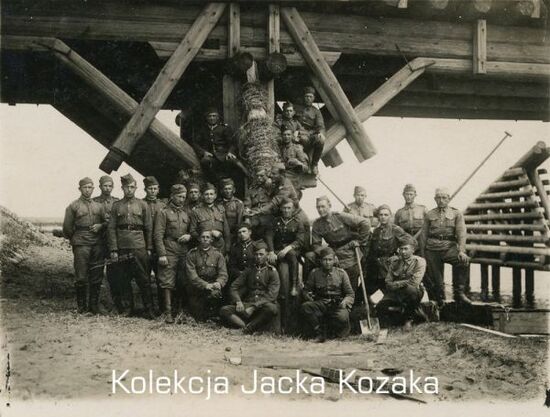 Żołnierze KOP w czasie robót nad rzeką.
