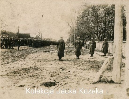 Zbiórka żołnierzy KOP. Meldunek odbiera dowódca Batalionu ppłk Józef Gizna, 3 maja 1928 lub 1930 r.