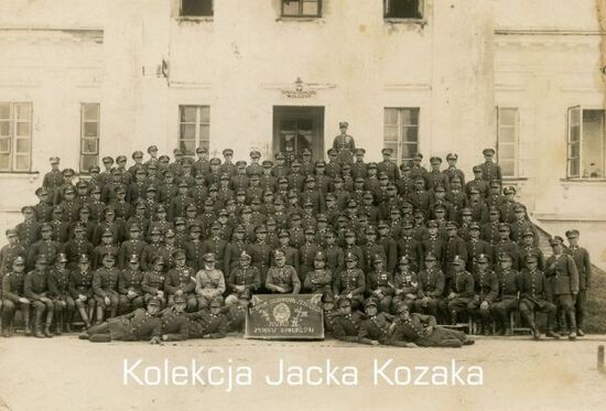 Zdjęcie pozowane uczestników Kompanii Szkolno Strzeleckiej IV Kursu Pułku Wołożyn, 1938 r.