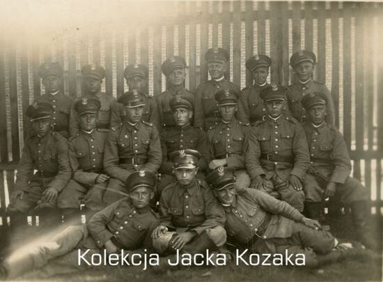 Zdjęcie pozowane żołnierzy KOP. Drużyna 6 - ta, Rokitno, 24 sierpnia 1938 r.