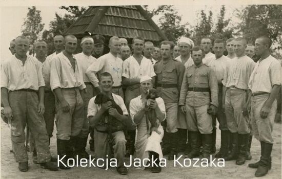Zdjęcie pozowane żołnierzy KOP w ubraniach cywilnych, 1938 r.