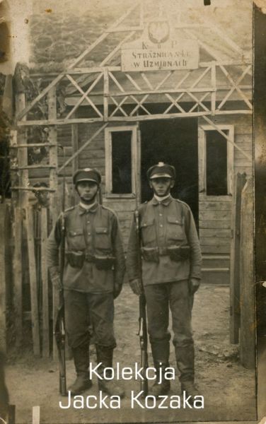 Zdjęcie pozowane dwóch żołnierzy KOP na tle Strażnicy nr 4 Uzmianach. Jeden z żołnierzy pułkownik Głębocki.