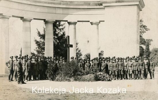 Zdjęcie pozowane dużej grupy żołnierzy KOP, Lwów, wrzesień 1937 r.