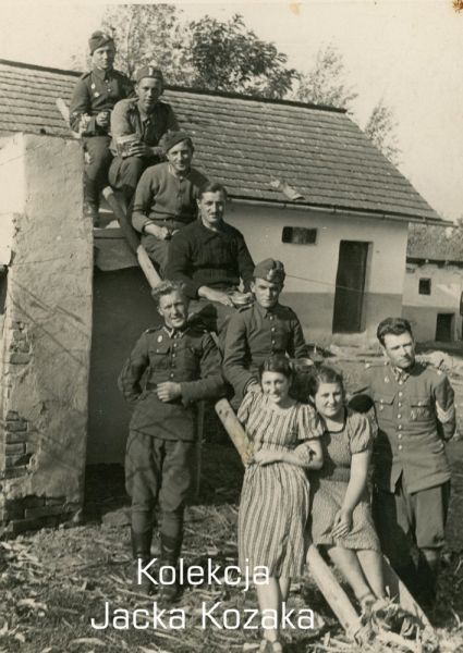 Żołnierze KOP w towarzystwie kobiet, Horodenka, Zaolzie.