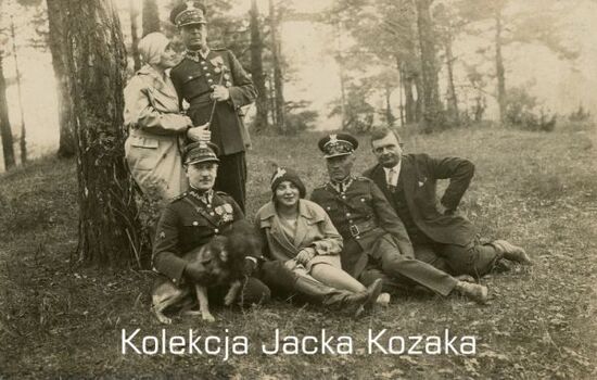 Dwóch oficerów KOP w towarzystwie dwóch kobiet i mężczyzny w cywilu, 5 maja 1930 r.  Zdjęcie pozowane w lesie.