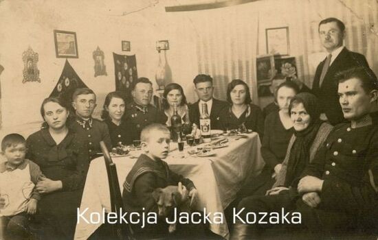 Na zdjęciu widoczni żołnierze Korpusu Ochrony Pogranicza w towarzystwie bliskich: kobiet, mężczyzn i dzieci. Pozują do zdjęcia przy stole.