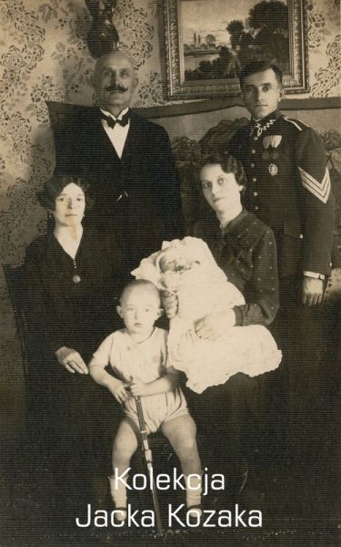 Na zdjęciu widoczny żołnierz Korpusu Ochrony Pogranicza (drugi rząd, z prawej strony). Pozuje do zdjęcia z dwiema kobietami i dzieckiem oraz stojącym obok niego mężczyzną.