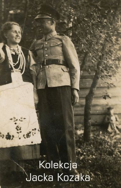 Na zdjęciu znajduje się żołnierz Korpusu Ochrony Pogranicza. Pozuje do zdjęcia z kobietą ubraną w tradycyjny strój ludowy.