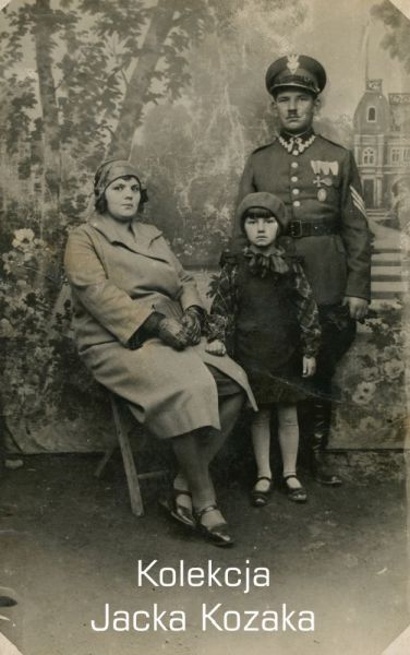 Na zdjęciu znajduje się żołnierz Korpusu Ochrony Pogranicza w towarzystwie kobiety oraz dziecka.
