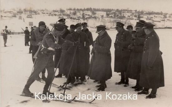 Grupa żołnierzy Korpusu Ochrony Pogranicza. Na pierwszym planie żołnierz jedzie na nartach.