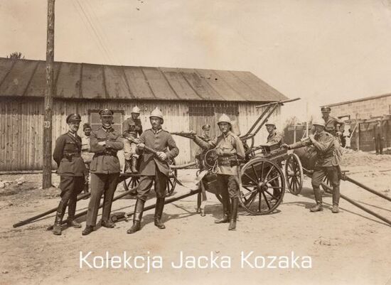 Na zdjęciu widoczna grupa żołnierzy pozująca do zdjęcia z bronią.