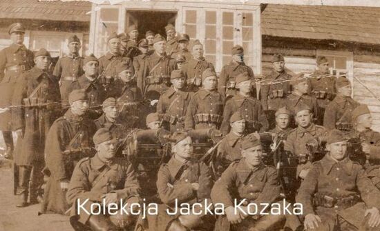 Na zdjęciu widoczna liczna grupa żołnierzy KOP.