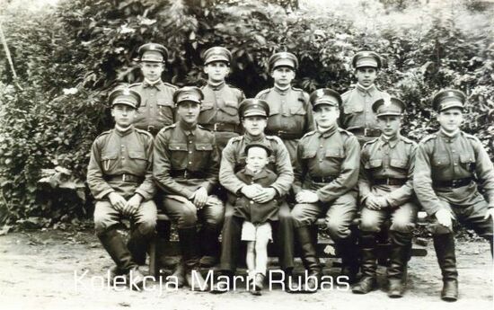 Zdjęcie pozowane grupy żołnierzy KOP. Siedzi trzeci z lewej sierżant Jan Rubas dowódca strażnicy &quot;Radoszówka&quot;, 1934 r.