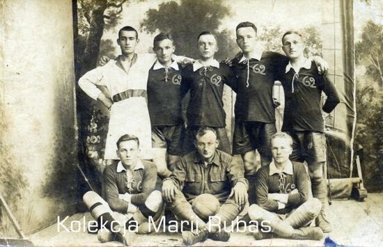 Zdjęcie pozowane drużyny piłkarskiej 62. pułku piechoty w Bydgoszczy. Siedzi pierwszy z prawej Jan Rubas, 1922 r.